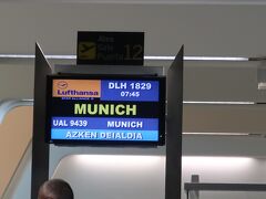 翌朝、6時にタクシーでビルバオ空港へ
地下鉄は6時から運行、空港バスは5時30分から運行
日の出前で暗いのでタクシーに
ホテルで手配してくれた　タクシーで30ユーロ