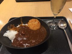 JGC取得後、初羽田のサクララウンジ。
今回はチキンカツカレーにしてみました。
7月の成田空港のサクララウンジのカレーより美味しく感じたのは気のせいかなぁ。
美味しかったです♪