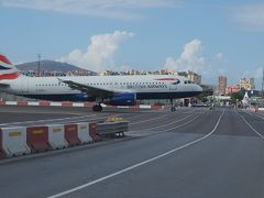 ジブラルタル自体が狭い為、空港の滑走路は大通りを横切っているので、離着陸時には道路を閉鎖して行われる。
という訳で、他の観光客と同様に歩行者封鎖のフェンスにかじりついて先程のBA機の離陸を撮影大会。
