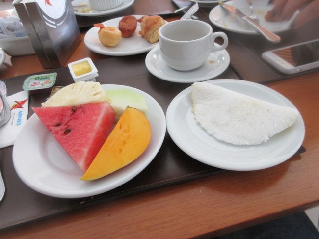 朝食はお決まりのタピオカ！<br />　沢山のフルーツもポン・ジ・ケージョも食べ放題<br /><br />