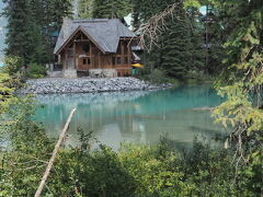 エメラルド湖というだけあって　エメラルド

手前にEmerald Lake Lodge

森の中の小さなお家ってかんじで　可愛い