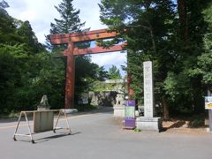 最初の観光地は、青葉城跡。
護国神社の前の駐車場に、バスは止まった。
神社にはお参りせずに、