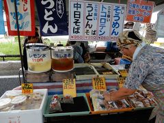 部屋に荷物はそのままにして、さあ、日曜市にでかけましょう。