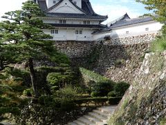 高知城にも上ってみましょう。
朝早いので、天守閣には入場できません。