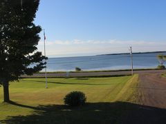 5日目の朝です。
窓からの景色がとっても良い～♪
Auberge Vue d'la Duneの前は外海ではないので、波もなく、とっても穏やか。