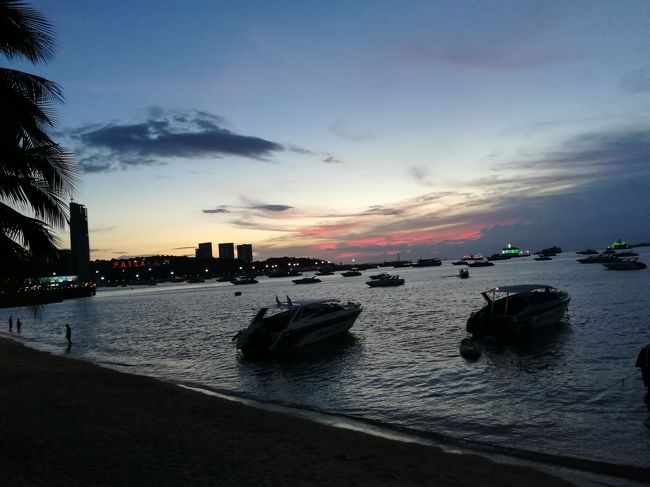 黄昏のパタヤ。一日の終わり。<br />夜の繁華街では、別の世界が始まります。