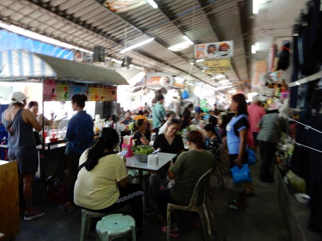 市場の中の食堂。昼時は満席、人気です。<br />