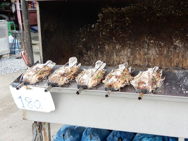 焼き魚。塩釜焼きのように塩がたっぷり。