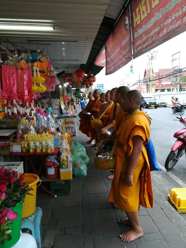 朝の托鉢。少年の僧もいます。<br />僧侶は、裸足。お参りする人も裸足になります。