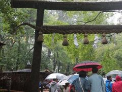 せっかくなので、竹林の道の途中にあった神社にちょっと寄り道。
とにかく、人！人！人！
雨だから、みんなが傘をさしていて、余計に人が全く動けない。
アジアからの団体客も引率されてきていたし、とてもじゃないけどお参りできるような感じではなくて、鳥居をくぐっただけで、すぐ出てきました。
残念・・・