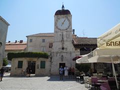 大聖堂のある広場は時計塔などもある。