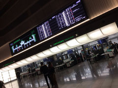 まずは早朝羽田空港