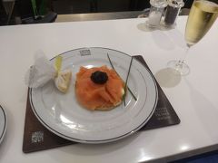 ヒースロー到着後、Caviar Houseでスモークサーモンとスパークリングワインで軽く晩餐。
この後さらにBA便に搭乗してリスボンへ．．．。
