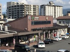 上諏訪駅の近くで食事ができる処を探したが、日曜の朝から開いている店がみつからず。表通りから少し入ったところに昔ながらの喫茶店を見つけて朝食。

９時からは駅舎内のタリーズが開いていたのでそこで時間を潰すことにしたが、同行者から「中央高速が事故渋滞で送れる模様」との連絡が。
