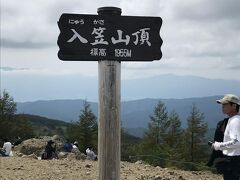 ゴンドラ山頂駅から１時間足らず、１時過ぎに入笠山の山頂へ。
昨日と違って曇り空で、あまり眺望がきかないのが残念。