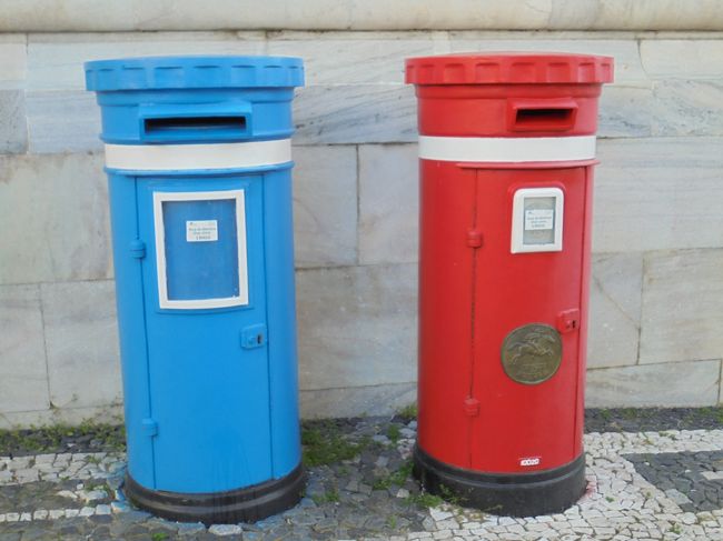 色違いのポスト。赤は普通便用、青は速達便用。