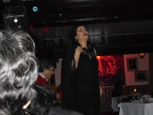 ファドを熱唱。