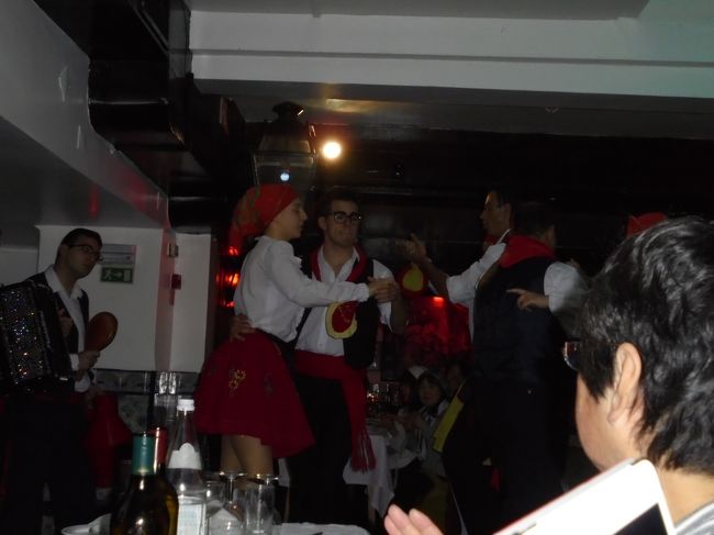 グループでフォークダンスも。