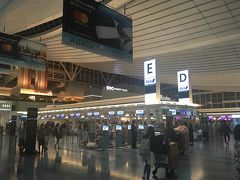 4月29日（日）
羽田空港国際線ターミナルに22時半に到着。
この時間の羽田空港は賑わってますね。