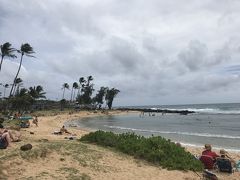 全米ベストビーチに選ばれたポイプビーチ。
遠浅の海岸が続き子供連れに人気なビーチですが、お天気のせいか、その良さはあまり感じなかったなあ。
透明な海、きれいなビーチというだけでなく、設備が充実していることからも全米ベストに選ばれたそうですが・・・。

友だちによれば、ホノルルなどに比べるとよっぽど人が少なく、きれいな海なんだそうです。

私が気になったのは・・・↓
