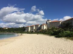今回は天気にも恵まれて朝食前後の散歩も楽しかったです。

毎回凝りもせず同じ写真を撮ってしまいます
ブセナテラスの宿泊も魅力的なのですが、タラソプールと年齢制限ありで私達はテラスクラブアットブセナを選んでいます。

