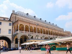 次に向かったのが、『ラジョーネ宮』（Palazzo della Ragione）でした。
ラジョーネ宮の"ラジョーネ"とは、「正論」と言う意味で、1218年～19年の間にパドヴァの行政府の法廷として建てられたそうです。中世以降は市庁舎及び裁判所として使われてたのだとか。竜骨状の屋根とアーチの続く柱廊がとても印象的な建物でした。

ラジョーネ宮の前の広場は『エルベ広場』で、果物・野菜・花などの市が立っていました。