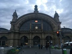 ライン川沿いを北上するのであれば、フランクフルト空港駅からそのまま西に向かえばよいのだが、ドイツに来たからには旅の出発点、フランクフルト中央駅には表敬訪問しておかねばならぬと思い、Sバーンで3年ぶりのフランクフルト中央駅へ。
威風堂々たる駅舎は、ドイツ旅に来た！という気分が盛り上がってくる瞬間だ。