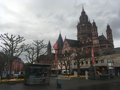 7:15にMainz Hbfに到着。

宗教都市として発展し、活版印刷で有名なグーテンベルクが生まれた町として知られるマインツは、実は初訪問。

あいにく観光スポットを巡るほど時間はないので、朝の街並みを見学することにしようと思う。

列車からも見ることができるマインツのシンボル、大聖堂は、拡張され続けた建物は、見る方向によって形を変え、さまざまな印象を与えてくれる。
