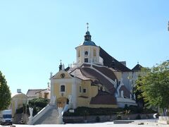 エステルハージーシュトラーセの緩やかな坂道をしばらく行くとベルク教会（ハイドン教会）が見えてきた。
ハイドンが眠る場所。