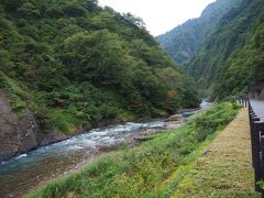 チェックイン時間 (15:00) までまだもう少し時間があったので、もう1ヶ所寄ってみることにしました。
清津峡です。
結構な山の中ですが、駐車場には結構車が停まっていました。