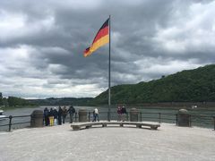 Boppard Hbf11:39発のRegional Expressに乗り、コブレンツへ。

コブレンツはライン川クルーズの終着点であり、交通の要衝であるが降り立つのは実は初めて。
さっそくタクシーでライン川とモーゼル川の合流地点である観光スポット、ドイチェス・エックに向かおう。

ドイツの旗をはじめ、流域の国々の旗がなびく広々とした場所に位置するドイチェス・エックは、多くの人たちで賑わっていた。

父なるライン、母なるモーゼルは川の色がくっきり違うと聞いていて、ちょっと楽しみにしていたのだが、曇り空だからか同じようにどんよりした色合いで、ちょっと残念。