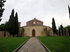 やって来たのは"サン・ミケーレ・アルカンジェロ教会(Chiesa di San Michele Arcangelo)"。
別名テンピエット(Tempietto=小さな神殿)と呼ばれる円形の小さくかわいい建物で、イタリアにある初期キリスト教時代の教会のひとつです。