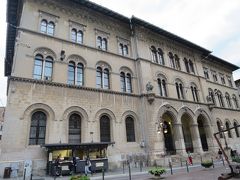 郵便局(Palazzo delle Poste)は1911年から1916にかけて建てられました。
2本の柱が支える入口のアーチが美しい。
荷物を送るのにこの郵便局を利用していましたが、こんな建物が郵便局なんて贅沢・・・といつも思ってました。
