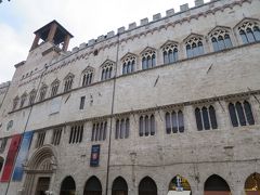 プリオーリ宮(Palazzo dei Priori)

1293年から1443年にかけて建てられたゴシック様式の建物で、東側がヴァンヌッチ通り、北側が町の中心11月4日広場(Piazza IV Novembre)に接しています。

現在は市庁舎として使用している他、国立ウンブリア美館館、フレスコ画が美しい両替商組合の間や公証人の間など、見所が詰まっています。
内部は明日訪れる予定。
