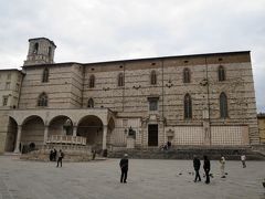 サン・ロレンツォ大聖堂(Cattedrale di San Lorenzo)

11月4日広場の北側に建つ、ペルージャのドゥオーモ。
15世紀に建てられたゴシック様式の聖堂で、町の守護聖人・聖ロレンツォを祀っています。