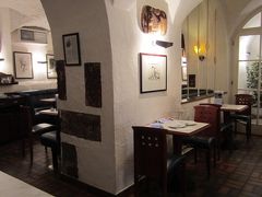モーツァルトクーゲルで有名なお店 Cafe Konditorei Furst で休憩します。