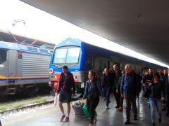 　無事に乗り換えもできました。そして、イタリアの鉄道にしては珍しく（失礼！）時間どおり16：4８にフィレンツェSMN駅に到着しました。フィレンツェ編①に続きます。https://4travel.jp/travelogue/11411454


