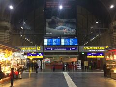 フランクフルト空港からはICEに乗る予定なのだが、まだ50分ほど時間があったのでまずは中央駅まで往復することにした。
Frankfurt/M Flughafen Regionalbarnhof 6:02発のS8でFrankfurt/M Hbfへ向かう。
中央駅の地上に上がると、うーん、頭端式のホームが並び、まさにヨーロッパに来た！という気分にさせてくれますね～。