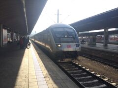 Heidelberg Hbf 9:46発のWesterland行 IC2374に乗って次の目的地へ向かおう。
ここからは2時間の列車の旅。今回乗っているインターシティは、昔ながらの客車編成であり、すっかりICEが長距離列車の主流になった今、2時間も乗車するというのはなかなか貴重な体験だ。