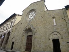 市庁舎に向かって右手には、"サン・ジョヴァンニ・エヴァンジェリスタ大聖堂(Cattedrale di san Giovanni Evangelista)"がある。
サンセポルクロのドゥオーモだ。

元はベネディクト修道会の一派、カマルドリ会の修道院として10世紀に建てられたが、現在の姿は1301年から1350年にかけて改築されたもの。