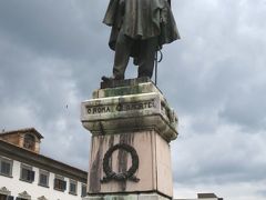 バルダッチョ広場とジュゼッペ・ガリバルディの像