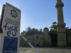 近くのモスクはちょうど閉まっている時間だった。

Fuck EU
EUの旗にでっかく×って･･･
いつ小競り合いが起きてもおかしくない？？