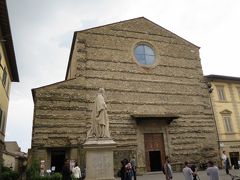 16:30 サン・フランチェスコ教会(Basilica  di San Francesco)到着！
予約した時間にギリギリセーフだった(汗)

13世紀末期から16世紀にかけて建造されたロマネスク様式の教会。ファサードは上塗りされていない石壁がむき出しになっているが、これは資金不足で工事が頓挫してしまった為で、13世紀の土台そのままの状態で現在に至っている。

そして、この教会の中に、ピエロ・デッラ・フランチェスカの傑作、「聖十字架伝説」のフレスコ画があるのだ！
もう予約時間なので急いで中へ入る。入口は中央ではなく左から。
入ると階段があるので、そこを下りた先にチケットカウンターがある。ネット予約した際のバウチャーを提示するとチケットを発行してくれる。
ちなみに、ネット予約はココでできる。
↓↓↓
http://www.pierodellafrancesca-ticketoffice.it/

私が予約した時は
入場料(大人)6ユーロ+前売手数料2ユーロ+管理料0.77ユーロ
合計8.77ユーロだった。

2005年に訪れた時は予約しておらず入ることができなかったので、13年越しの希望がようやく叶う♪