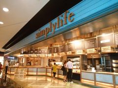 ⑦simplylife

ピークトラム山麓駅から中国銀行へ向かう手前、高層ビル1階に入っているお店で昼食。
香港ご飯の定番は、チャーシューをご飯にのせた叉焼飯と、皮をカリカリに焼き上げた肉のローストをのせた焼味飯が人気。
お米はタイ米が主流で、細長い形と独特の香りとさらっとした食感が特徴。
お茶も付いてきた♪
(HK$53)