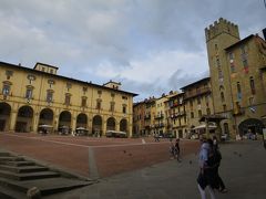 グランデ広場(Piazza Grande)

イタリアで最も美しい広場の一つと称されるこの広場は、アレッツォが生んだ画家で建築家としても有名なジョルジョ・ヴァザーリが16世紀に設計したもので、別名"ヴァザーリ広場(Piazza Vasari)"とも呼ばれている。

かの名画「ライフ・イズ・ビューティフル(La vita è bella)」で、ロベルト・ベニーニが自転車でこの広場を疾走してたシーンが印象的だった。