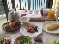 海を見ながらルームサービスの朝食。
ベルデマールで作られた洋食「アリビラブレックファースト」です。
今回はルームサービス朝食付きプランでの宿泊です。
