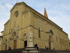 そしてアレッツォのドゥオーモに到着。

正式名称は"サンティ・ピエトロ・エ・ドナート大聖堂(Cattedrale dei Santi Pietro e Donato)"。
1287年、当時アレッツォの司教であったグリエルモ・ウベルティーニの命で建設が始まり、途中幾度か中断しながら1511年に完成したゴシック様式の教会。

ドゥオーモの前には、なにやら像が立っているが・・・