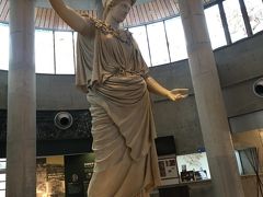 館内に入ると高いホールにアテナ像がお出迎え。全体的にギリシャ推しが激しい。
