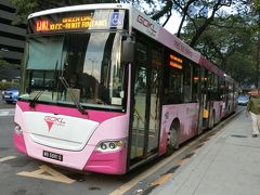 ブキッ・ビンタンから無料バスのGoKL City Busのグリーンラインに乗り、KLCCまで。ちょうど夕方のラッシュアワーだったので、3分でバスが来ると表示されてから15分ぐらい待ちました。
バスの中では、停留所の案内が全くありません。終点だと知っていたので良かったのですが、途中で金髪の可愛い女の子に「KLCCに行きたいんだけど、何処で降りればいいか分かりますか」と聞かれました。