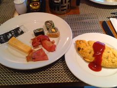 ホテルの朝食ビュッフェ。
お寿司っぽいのとかも。

写真がこれしかないけど、すごく種類も多くてよかった。